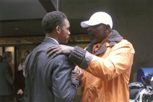 Chris Gardner y Will Smith durante la filmación de “En busca de la felicidad”