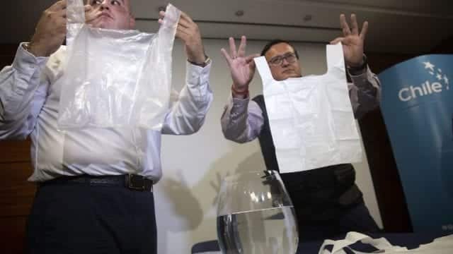 Chilenos fabrican bolsas plásticas que no contaminan y que son solubles en agua