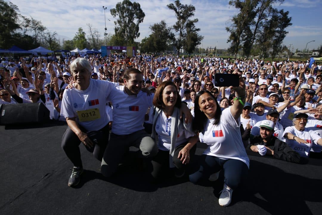 Más de mil personas asistieron a la primera caminata para adultos mayores organizada por la UC y el Ministerio del Deporte