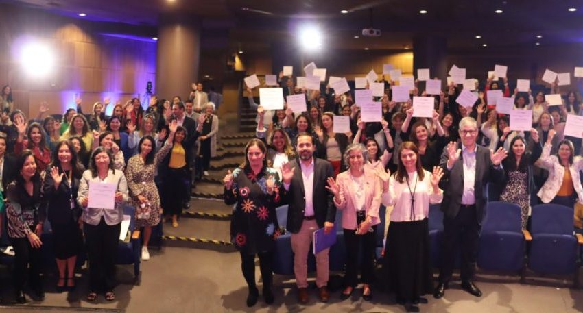 Funcionarias públicas se gradúan en liderazgo con +Mujeres
