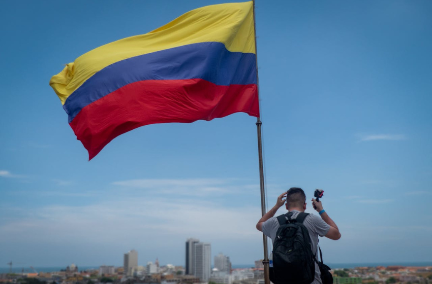  Colombia lidera los envíos de dinero desde Chile a nivel regional, movilizando más de US$100 millones 
