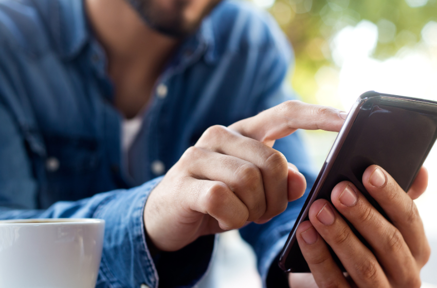  Boom de la "generación del pulgar": Jóvenes chilenos invierten online desde $10.000 y cambian el mercado financiero
