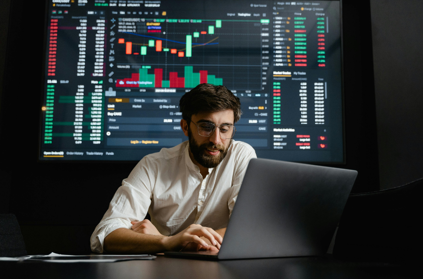 Indicadores económicos de Chile 2025 que muestran mejoras en empleo, inflación y crecimiento frente al relato pesimista del debate público.