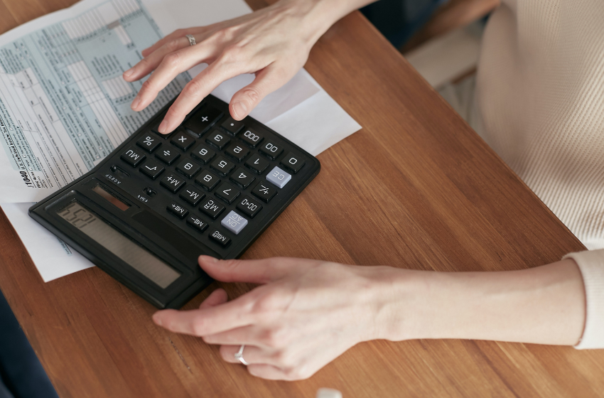 Persona revisando su historial crediticio y ordenando finanzas de fin de año.