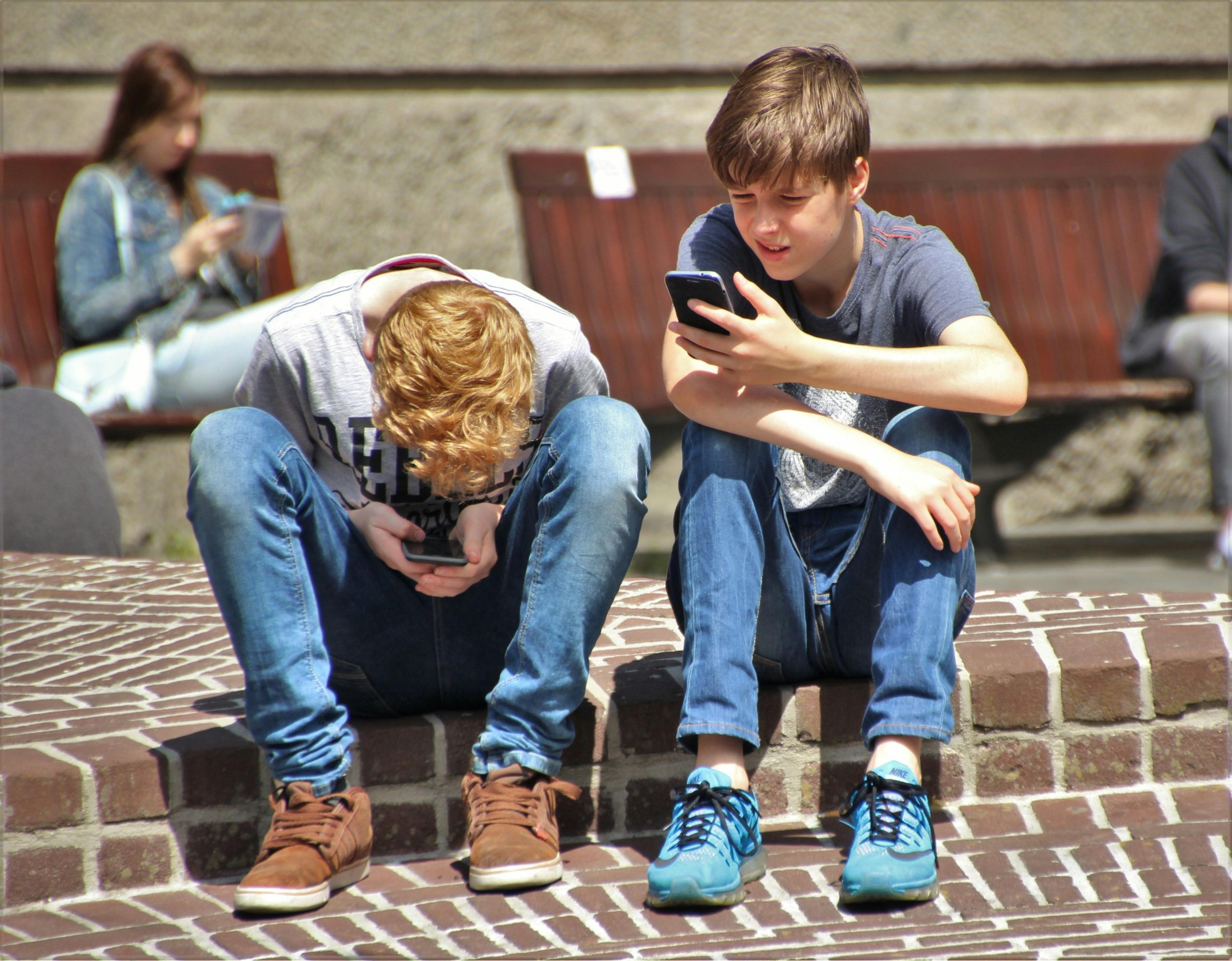 niños y adolescentes expuestos a contenidos hiperrealistas creados con inteligencia artificial en redes sociales