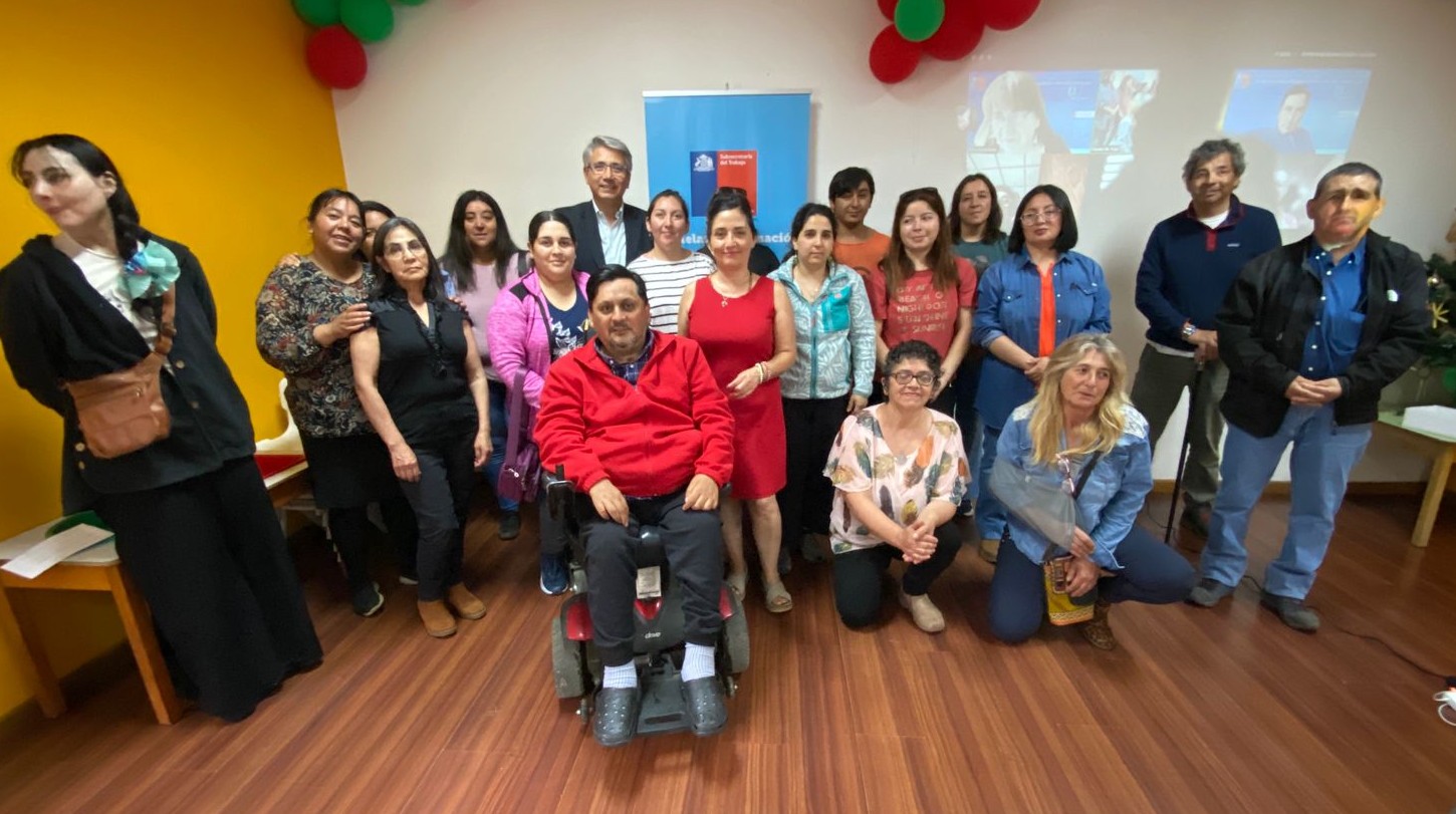 Emprendedores participan en escuela de formación MIPES en Villa Mañihuales