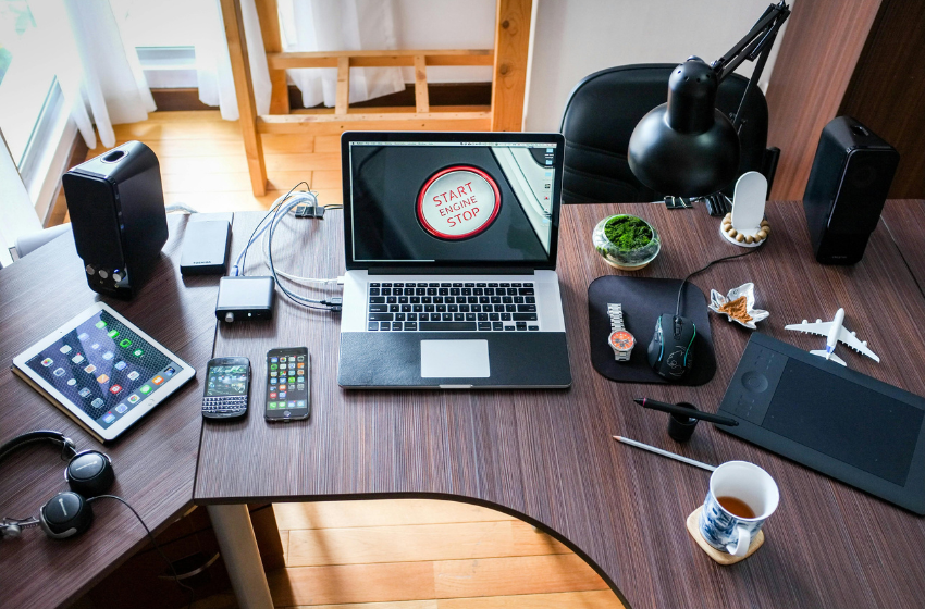 Emprendedores chilenos trabajando con herramientas digitales en su negocio