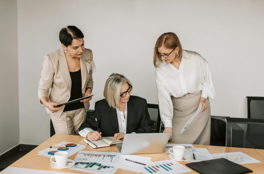  Brecha salarial en gerencias legales: hombres ganan hasta un 25% más que mujeres en Chile