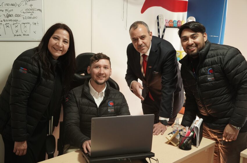 Jack Eskenazi López durante su visita al Centro de Negocios Sercotec de Puente Alto junto a emprendedores y equipo local.
