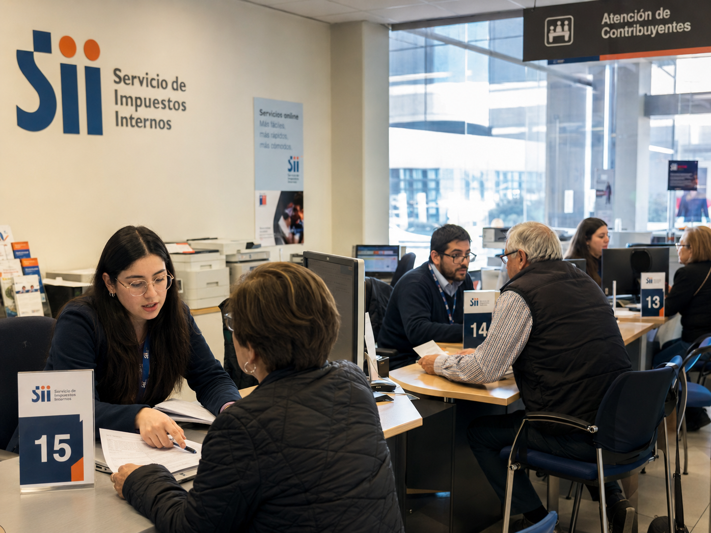Funcionarios del SII atienden a contribuyentes en oficina, entregando orientación sobre deudas tributarias, intereses y multas.