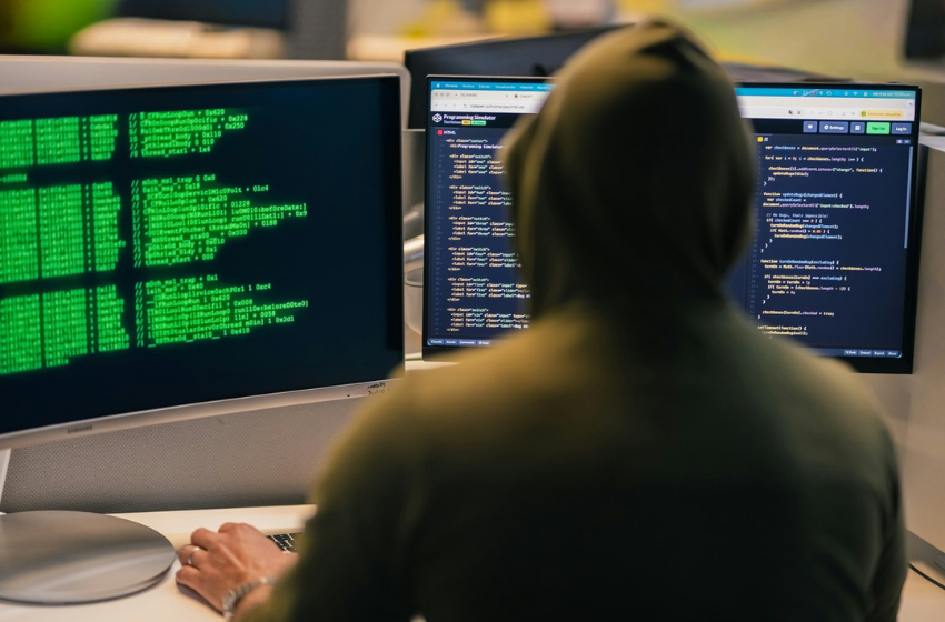 Profesionales de ciberseguridad trabajando en una empresa tecnológica en Chile