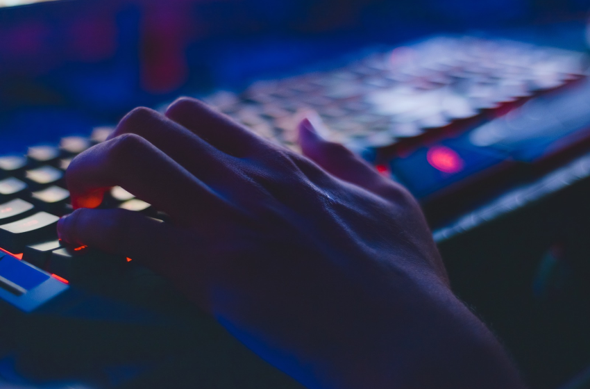 Inteligencia artificial en empresas con controles de ciberseguridad, gobernanza y supervisión humana